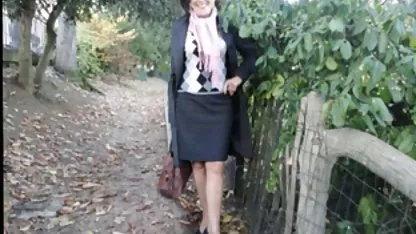 Брудна дівчинка тягне хлопця за ремінець