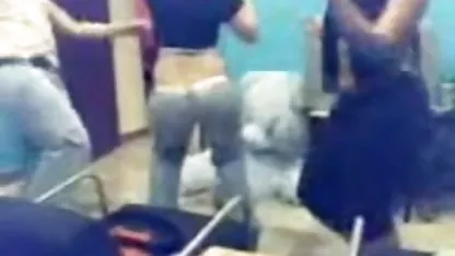 Невинність з землі трахкана в сіні