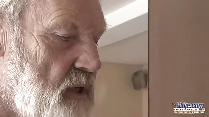 Підліткова дівчина Елізабет Бентлі засушує жорсткого півень