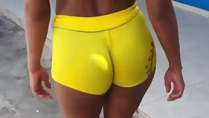 Брюнетка в фарбах і шкіряних ударах