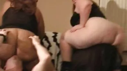 Солодкий підліток роздягається і торкається